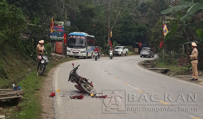 Lực lượng CSGT giải quyết vụ tai nạn giao thông xảy ra ngày 4 Tết tại Công Tum, xã Cao Kỳ, huyện Chợ Mới