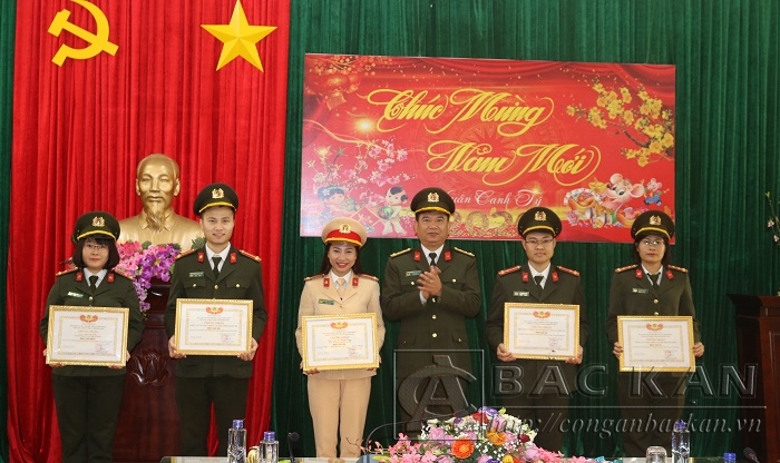 Đại tá Dương Văn Tính - GĐ Công an tỉnh trao chứng nhận cho các cá nhân đạt giải cuộc thi Tìm hiểu Luật An ninh mạng