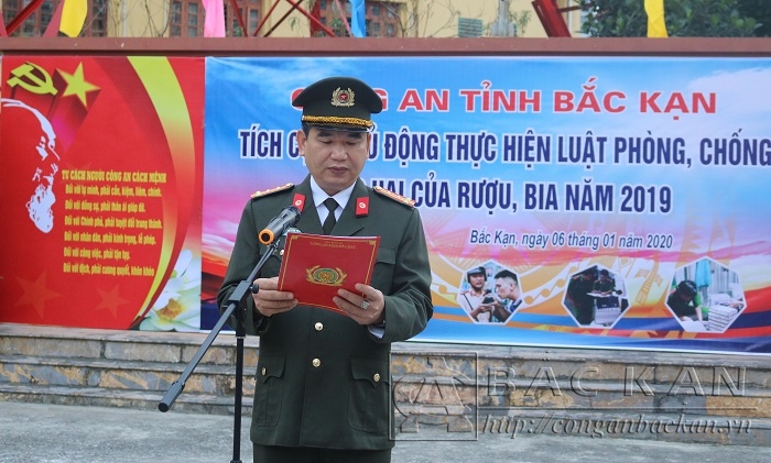 Đại tá Dương Văn Tính - GĐ Công an tỉnh phát biểu, quán triệt, yêu cầu CBCS phải gương mẫu chấp hành, thực hiện các quy định của Luật phòng, chống tác hại của rượu, bia