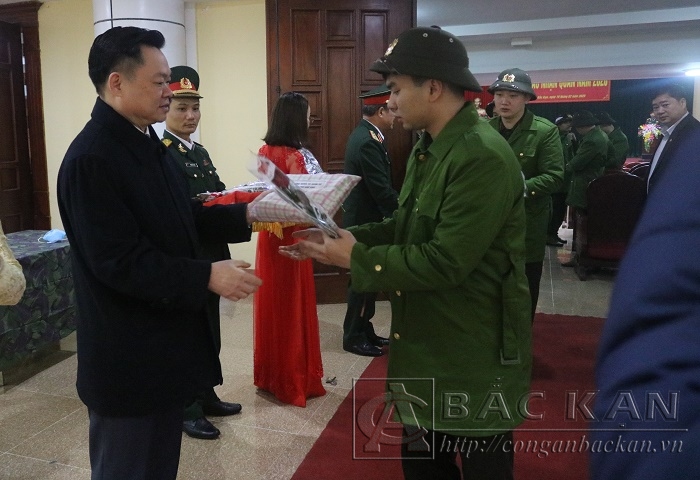 Đ/c Hoàng Duy Chinh - Phó Bí thư TT Tỉnh ủy Bắc Kạn tặng quà, động viên các tân binh nhập ngũ