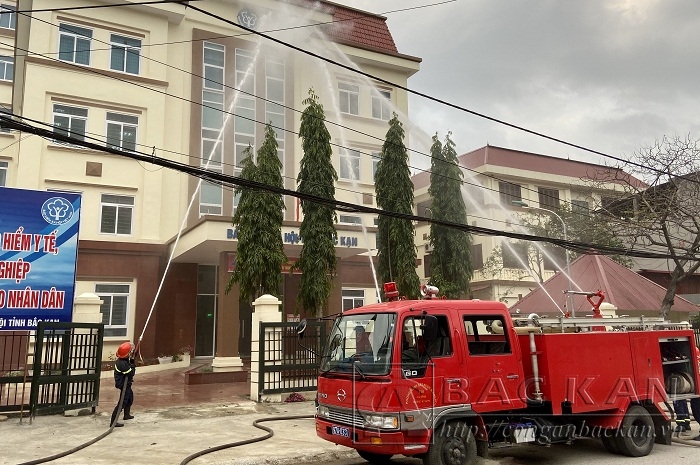 Thực tập phương án chữa cháy và cứu nạn, cứu hộ tại BHXH tỉnh Bắc Kạn.