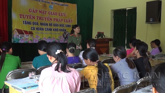 Hội viên phụ nữ Công an tỉnh tuyên truyền pháp luật tại xã Dương Phong, huyện Bạch Thông