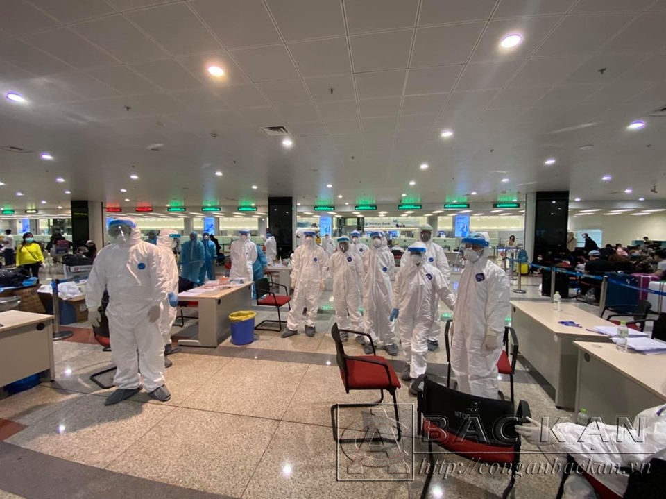 Ngành y tế Hà Nội huy động 90 cán bộ y bác sĩ tham gia lấy mẫu xét nghiệm COVID-19 đối với hành khách nhập cảnh tại Sân bay quốc tế Nội Bài ngày 15/3