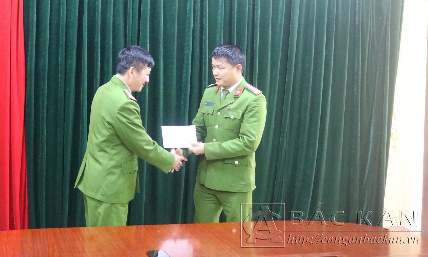 Đại tá Hà Trọng Trung - PGĐ Công an tỉnh thưởng nóng cho Phòng Cảnh sát điều tra tội phạm về ma túy