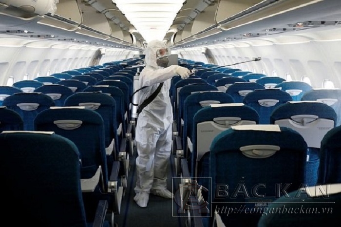 Phun thuốc khử trùng trên máy bay (ảnh minh họa)