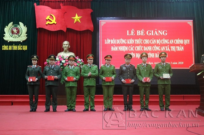 Đại tá Nguyễn Thanh Tuân – Phó Giám đốc Công an tỉnh trao giấy chứng nhận cho các học viên tham gia lớp bồi dưỡng