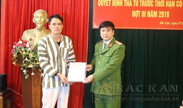 Đại tá Nguyễn Thanh Tuân – PGĐ Công an tỉnh, Thủ trưởng cơ quan thi hành án hình sự trao Quyết định tha tù trước thời hạn có điều kiện cho phạm nhân tại Trại Tạm giam Công an tỉnh (Tháng 1/2020)
