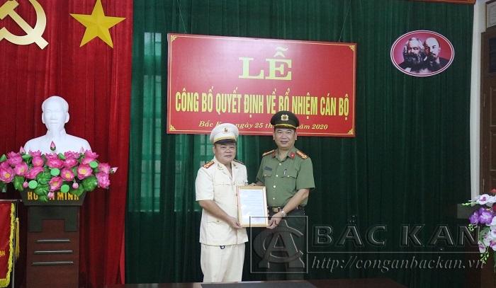 Đại tá Dương Văn Tính - GĐ Công an tỉnh trao QĐ của Bộ trưởng Bộ Công an bổ nhiệm Thượng tá Dương Thanh Hoài giữ chức vụ Trưởng phòng Xây dựng phong trào Bảo vệ ANTQ