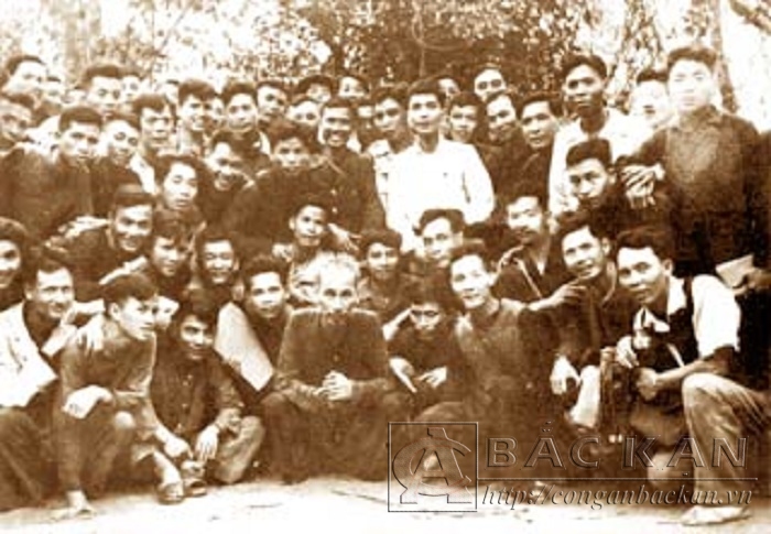 Cán bộ lớp trung cấp Công an rất phấn khởi, vinh dự được Bác Hồ đến thăm và chụp ảnh kỷ niệm (1950). (Ảnh TL)