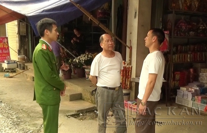 Lực lượng Công an thị trấn Đồng Tâm xuống cơ sở, bám sát địa bàn.