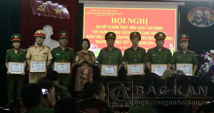 Bà Nguyễn Thị Huế, Phó Chủ tịch UBND thành phố Bắc Kạn trao giấy khen cho các tập thể, cá nhân  