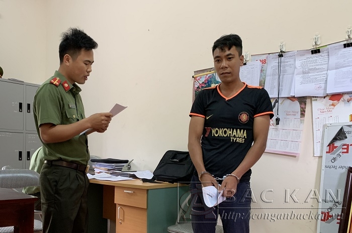 Cơ quan An ninh điều tra Công an tỉnh đọc lệnh bắt bị can Triệu Văn Vạng về tội "Tổ chức đưa người khác trốn đi nước ngoài"