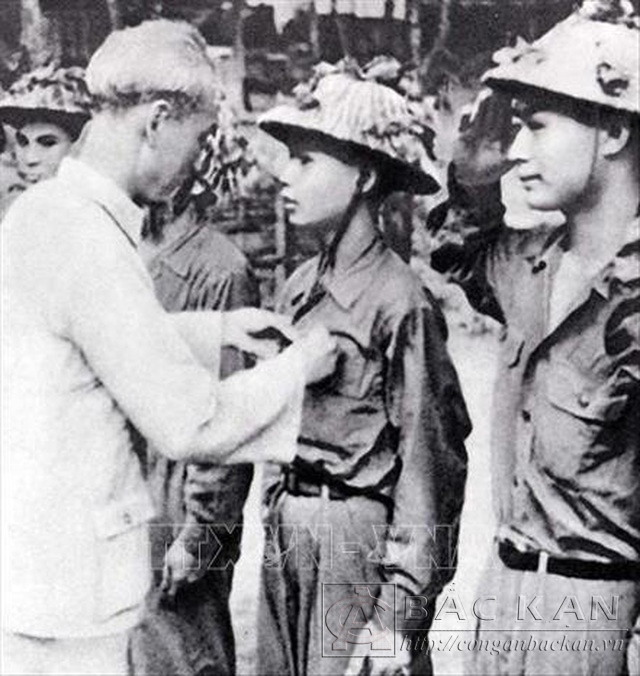 Chủ tịch Hồ Chí Minh thưởng huy hiệu cho các chiến sĩ lập nhiều chiến công trong chiến dịch Điện Biên Phủ. Ảnh: Tư liệu