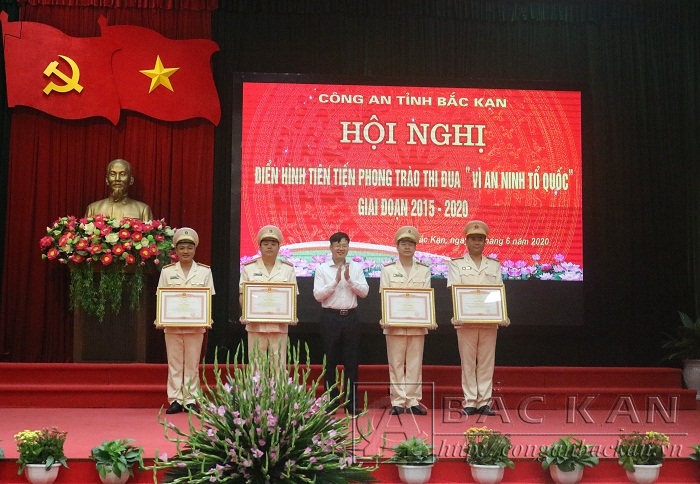Đ/c Đinh Quang Tuyên - Phó Chủ tịch UBND tỉnh trao Bằng khen của Thủ tướng Chính phủ cho 2 tập thể, 2 cá nhân.
