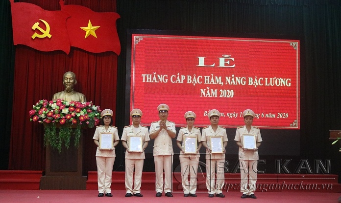 Đại tá Dương Văn Tính - Giám đốc Công an tỉnh trao quân hàm Thượng tá