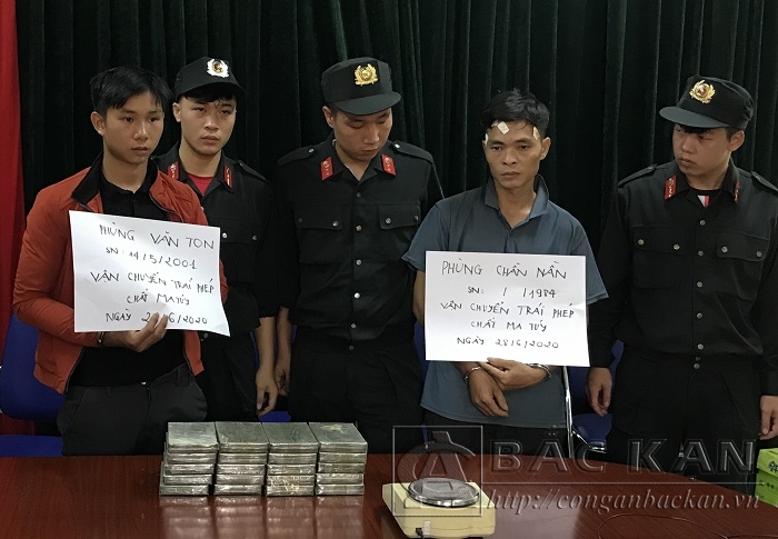 Phùng Văn Ton và Phùng Chần Nần vận chuyển trái phép 20 bánh hêrôin bị lực lượng công an bắt giữ