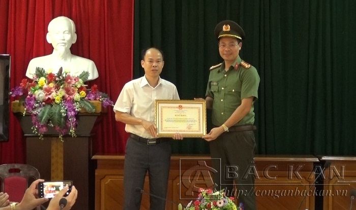 Thượng tá Vũ Văn Quân, Phó Giám đốc Công an tỉnh đã trao Bằng khen cho Liên đoàn lao động tỉnh.  