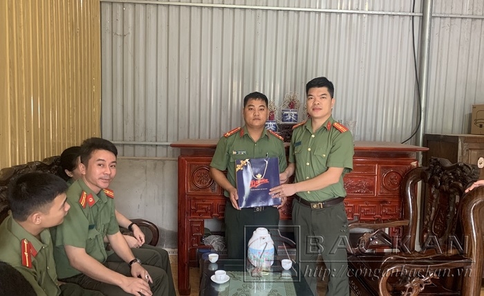 Công an huyện Ba Bể thăm hỏi, động viên gia đình Thượng úy Lý Văn Quang cán bộ Đội An ninh có hoàn cảnh khó khăn.