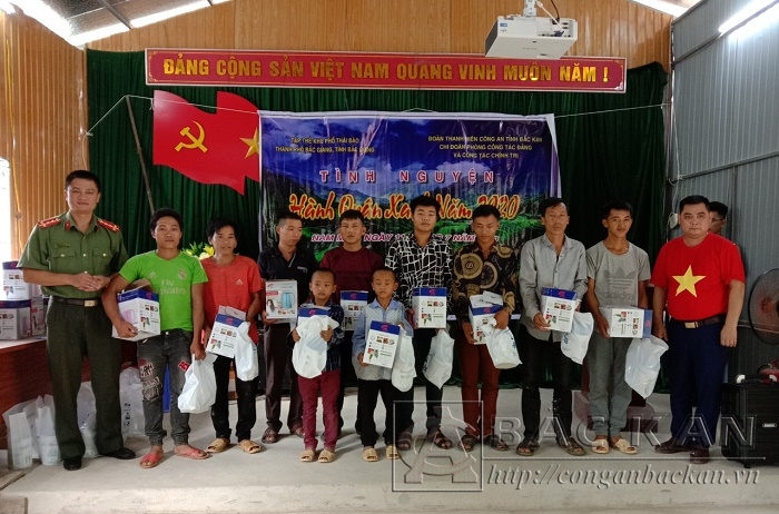 Trao quà cho đối tượng chính sách và học sinh nghèo vượt khó trên địa bàn xã Nam Mẫu, huyện Ba Bể