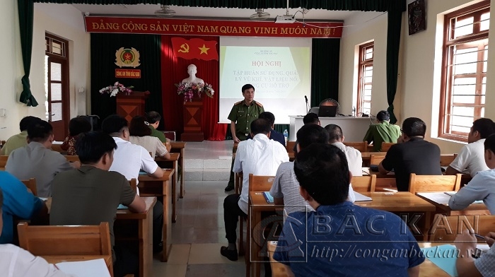Đại tá Nguyễn Thanh Tuân - PGĐ Công an tỉnh quán triệt các nội dung tại buổi tập huấn