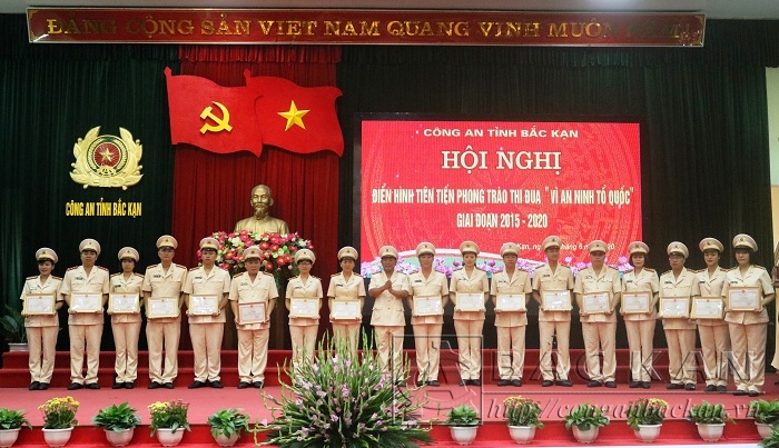 Đại tá Đinh Quang Huy – Phó Giám đốc Công an tỉnh trao Giấy khen cho các cá nhân có nhiều thành tích trong học tập và làm tư tưởng tấm gương đạo đức Hồ Chí Minh.