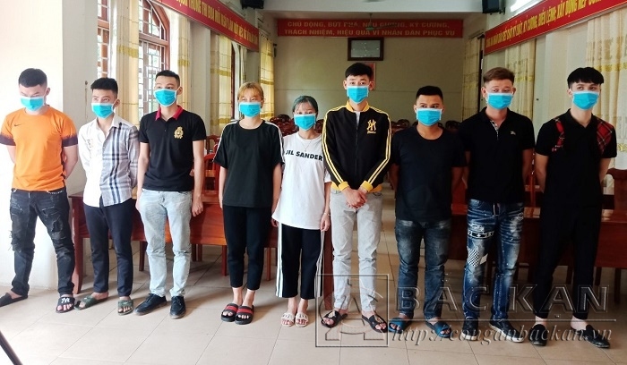 Nhóm đối tượng sử dụng ma túy tổng hợp trong quán Karaoke Hoàng Nụ được đưa về Công an huyện Bạch Thông để điều tra làm rõ.