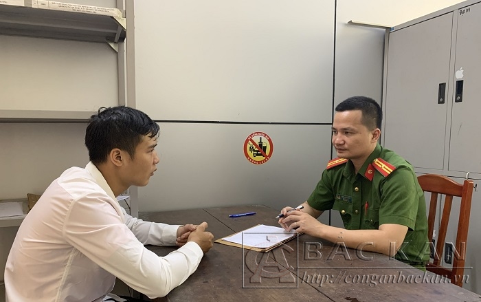 Thiếu tá Trần Việt Đông đang đấu tranh với đối tượng cướp giật tài sản