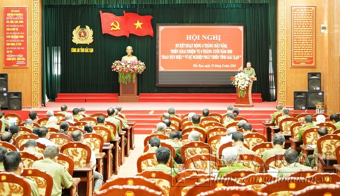 Đại tá Hà Văn Tuyên – Giám đốc Công an tỉnh phát biểu, thông tin tình hình mới cho Hội viện CLB Công an hưu trí tỉnh