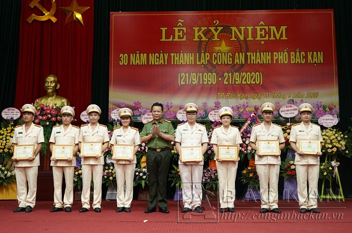 Đại tá Hà Văn Tuyên, UV BTV Tỉnh ủy, Bí thư Đảng ủy, Giám đốc Công an tỉnh tặng giấy khen cho các tập thể, cá nhân