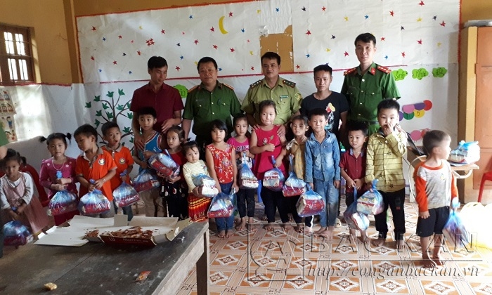 Công an xã Trung Hòa tặng quà Trung thu cho các em nhỏ thôn Cảng Cào