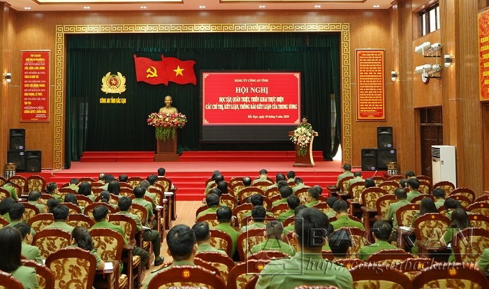 Đại tá Hà Trung, Phó Bí thư Đảng ủy, Phó Giám đốc Công an tỉnh khai mạc hội nghị