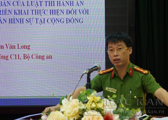 Đại tá Nguyễn Văn Long – Phó Cục trưởng Cục Thi hành án hình sự và hỗ trợ tư pháp – Bộ Công an truyền tải các chuyên đề tại Hội nghị tập huấn.