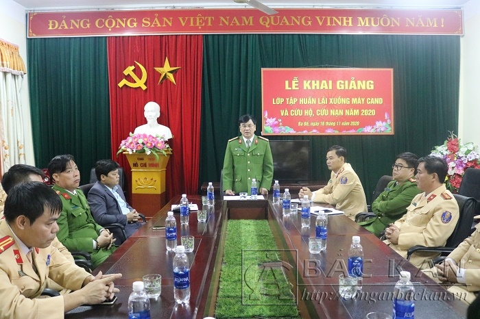 Đại tá Nguyễn Thanh Tuân – Phó Giám đốc Công an tỉnh phát biểu chỉ đạo tại buổi khai giảng