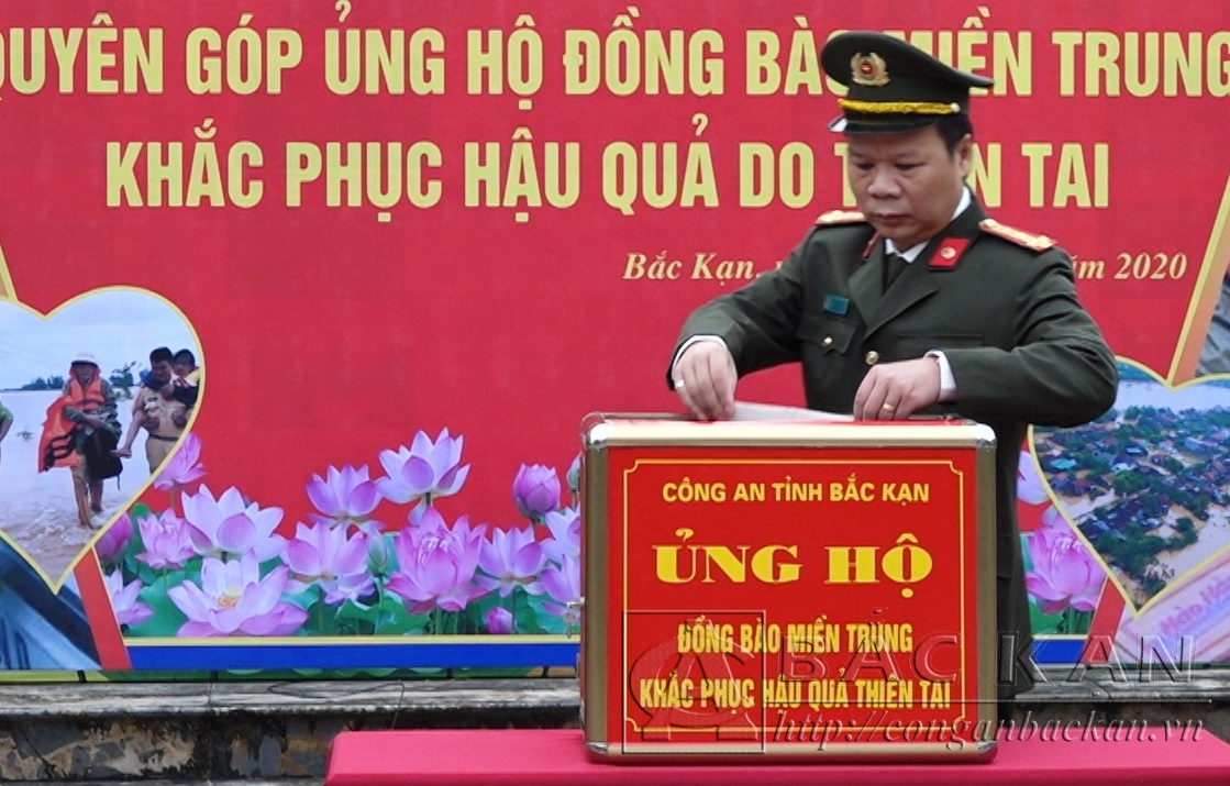 Đại tá Hà Văn Tuyên - GĐ Công an tỉnh ủng hộ đồng bào miền Trung khắc phục hậu quả thiên tai