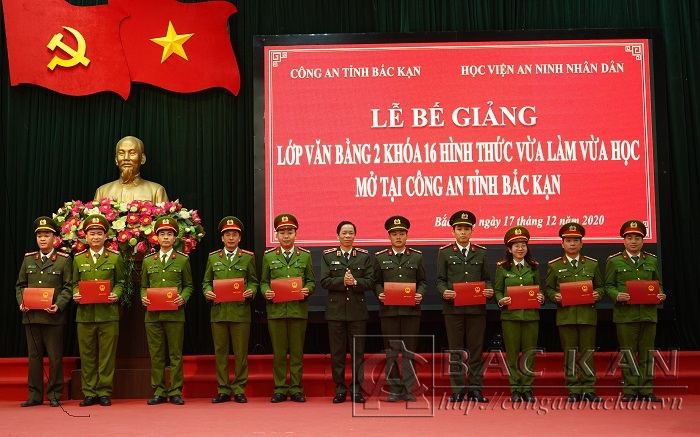 Thiếu tướng, Tiến sỹ Trần Kim Hải, Phó Giám đốc Học viện An ninh nhân dân trao bằng tốt nghiệp cho các học viên