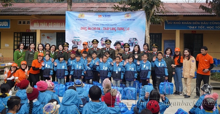 Tặng quà cho học sinh Trường Tiểu học Thượng Quan