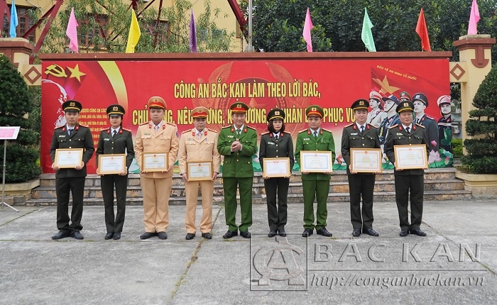 Đại tá Hà Trọng Trung - PGĐ Công an tỉnh trao Bằng khen, Giấy khen cho các tập thể, cá nhân