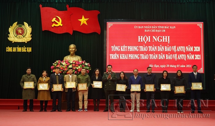 Đại tá Hà Văn Tuyên - GĐ Công an tỉnh tặng Giấy khen cho các tập thể có thành tích xuất sắc trong phong trào Toàn dân bảo vệ an ninh Tổ quốc năm 2020