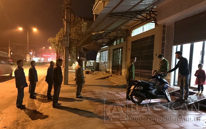 Công an phường Huyền Tụng, TP Bắc Kạn phối hợp với lực lượng bảo vệ dân phố tuần tra, nhắc nhở người dân nâng cao ý thức bảo vệ tài sản