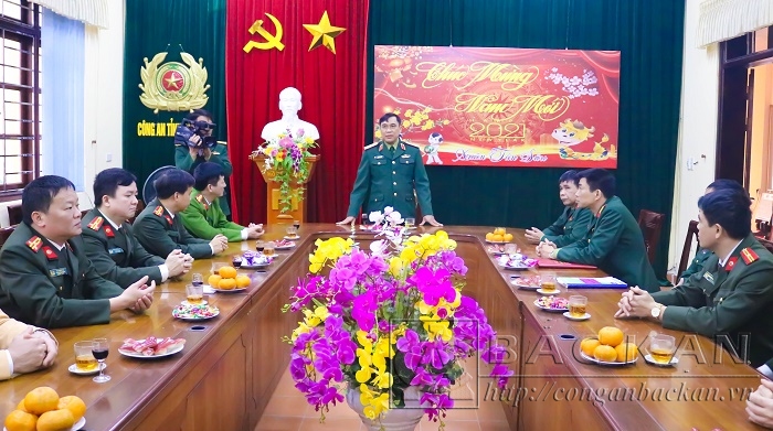 Thiếu tướng Hoàng Văn Hữu, Phó Tư lệnh Quân khu 1 chúc tết cán bộ chiến sỹ Công an tỉnh Bắc Kạn