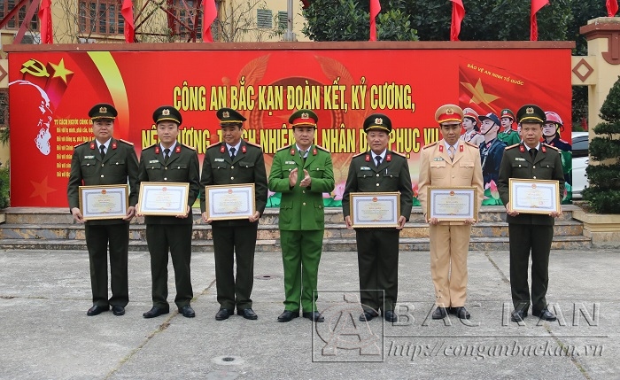 Đại tá Nguyễn Thanh Tuân - PGĐ Công an tỉnh trao Bằng khen của Bộ Công an và UBND tỉnh cho cho đại diện các tập thể, cá nhân