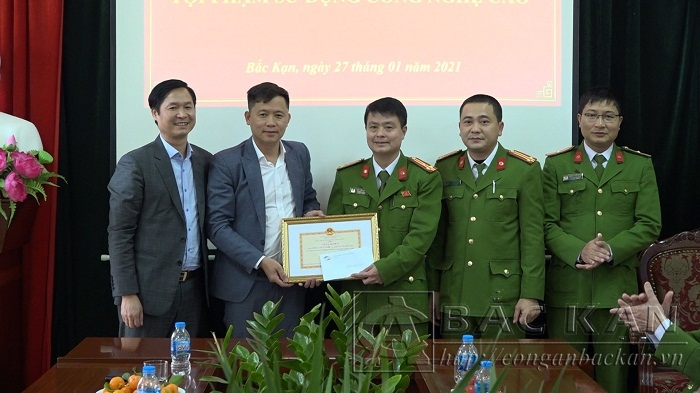 Ông Phạm Văn Tuyên, Phó Tổng giám đốc Công ty viettelpost tặng giấy khen cho Phòng Cảnh sát hình sự