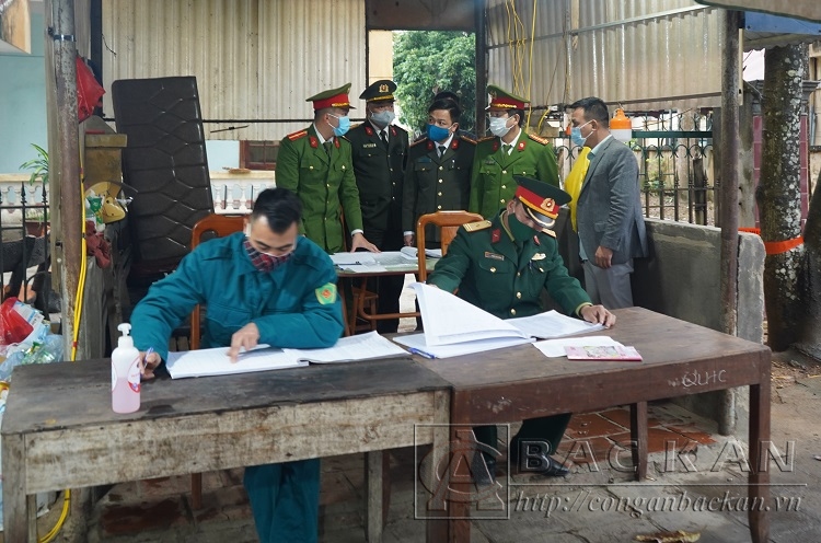 Đại tá Hà Trọng Trung, Phó Giám đốc Công an tỉnh kiểm tra tại chốt kiểm dịch thị trấn Đồng Tâm, huyện Chợ Mới