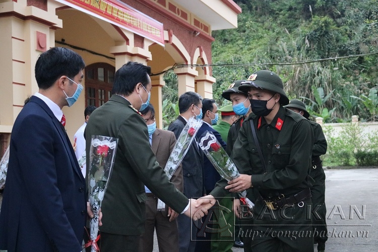 Đại tá Hà Văn Tuyên Ủy viên Ban Thường vụ Tỉnh ủy, Giám đốc Công an tỉnh động viên tân binh