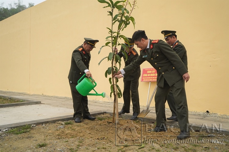 Đại tá Đinh Quang Huy, Phó Giám đốc Công an tỉnh trồng cây tham gia Tết trồng cây hưởng ứng lễ phát động