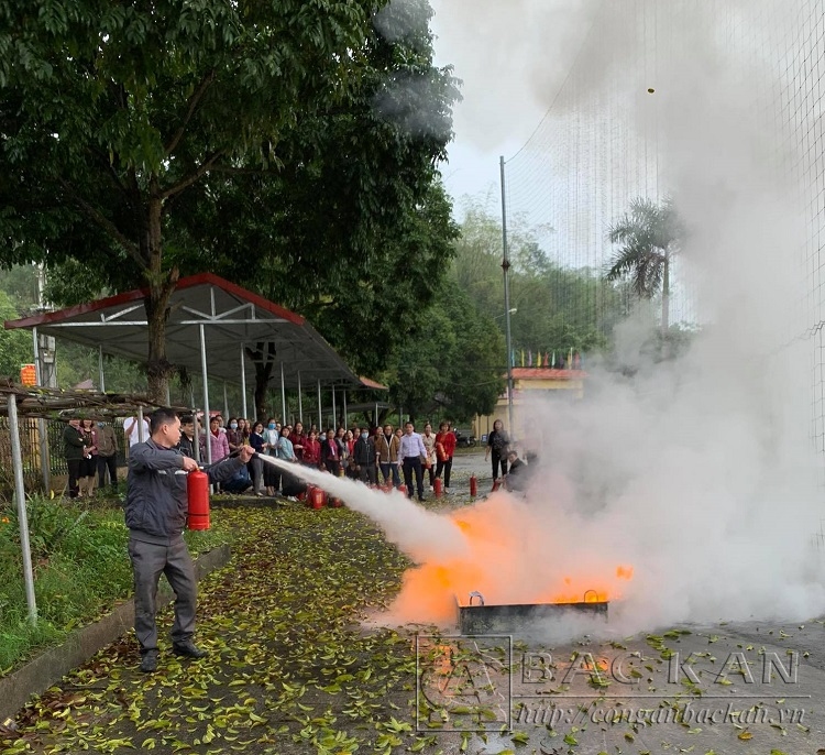 Học viên thực hành dùng bình bột dập tắt đám cháy