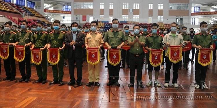 Đại tá Đinh Quang Huy, Phó Giám đốc Công an tỉnh và ông Nguyễn Văn Chương,  Phó Giám đốc Sở VHTTvà DL tỉnh trao cờ lưu niệm cho các đoàn vận đoàn vận độn viên