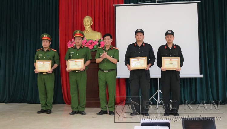 Đại tá Hà Trọng Trung – Phó Giám đốc Công an tỉnh trao Giấy khen cho các cá nhân tham gia đấu tranh, bắt giữ đối tượng có hành vi giết người