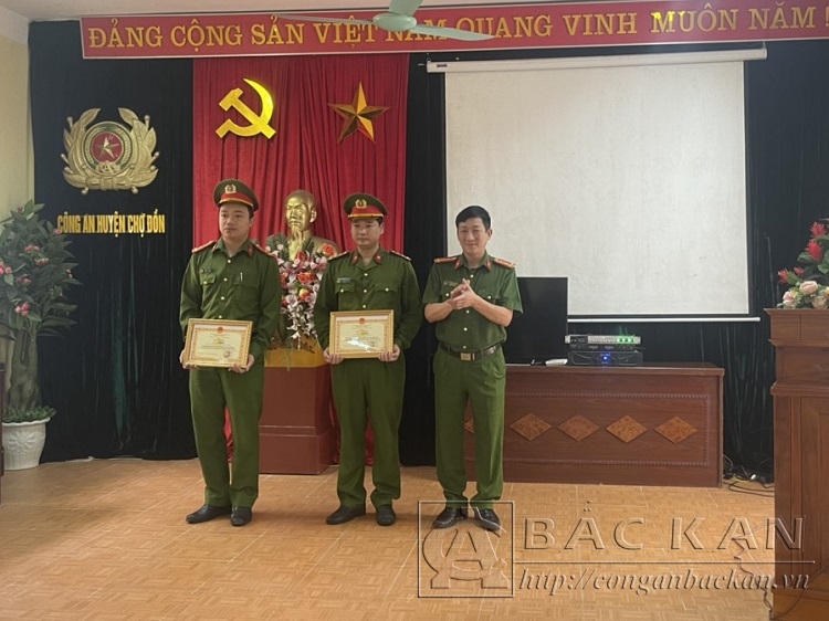 Đại tá Hà Trọng Trung  Phó Giám đốc Công an tỉnh trao giấy khen cho hai cá nhân