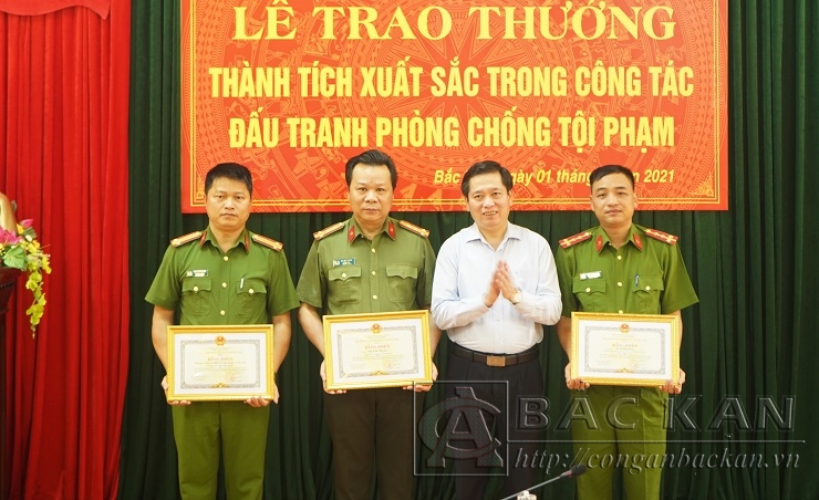Đồng chí Nguyễn Long Hải   Chủ tịch UBND tỉnh trao Bằng khen cho các tập thể và cá nhân trong điều tra, khám phá vụ án vận chuyển trái phép chất ma túy